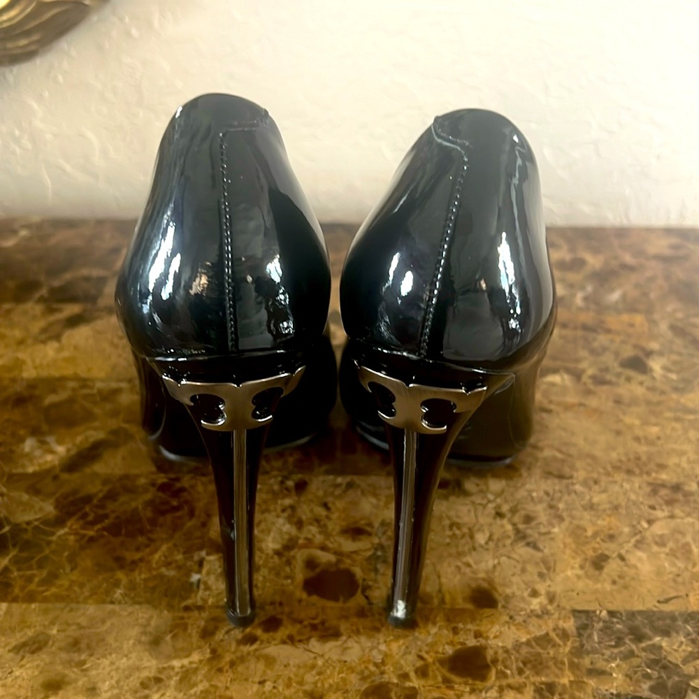 Adorable and cute authentic Tory Burch heel